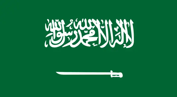 Flaga Arabii Saudyjskiej z napisem po arabsku i szablą. Planujesz podróż? Sprawdź wymagania dotyczące wizy do Arabii Saudyjskiej.