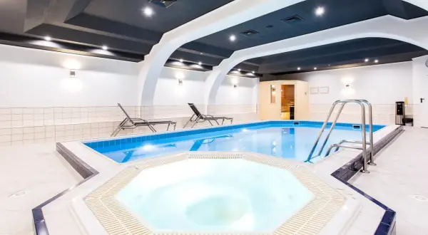Basen i jacuzzi w hotelu Qubus Wrocław. Relaks w wodzie i saunie po dniu pełnym wrażeń.
