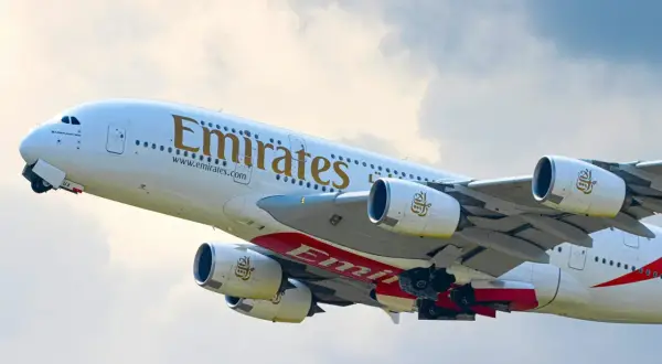 Samolot Emirates wznosi się w powietrze. Zastanawiasz się, ile się leci do Dubaju?