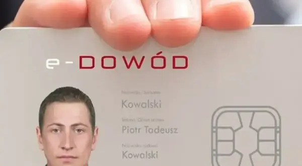 e-dowód tożsamości strefy eog z danymi Piotra Tadeusza Kowalskiego. Widoczny chip i zdjęcie.