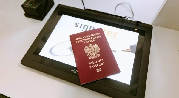 Polski paszport na ekranie z logo "signatec". Czy do Dubaju trzeba paszport? Tak, do podróży zagranicznych, w tym do Dubaju, potrzebny jest paszport.