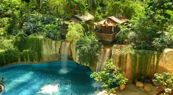 Rajskie wodospady i basen w tropikalnym ogrodzie. Marzysz o takich wakacjach? Sprawdź bilety na tropical islands!