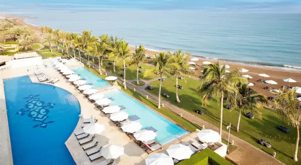 Widok na baseny i plażę z palmami przy Barcelo Hotel. Idealne miejsce na relaks.