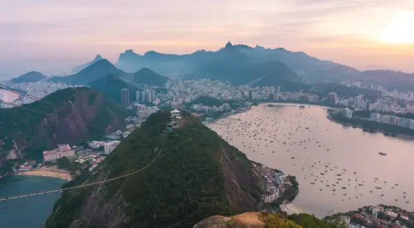 Widok na Rio de Janeiro z góry. Miasto, zatoka pełna łodzi i góry. Czy Brazylia jest bezpieczna? Widok zapiera dech w piersiach.