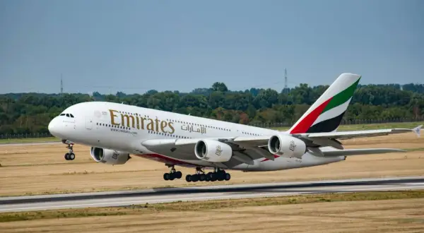 Emirates A380, znane arabskie linie lotnicze, startuje z pasa.