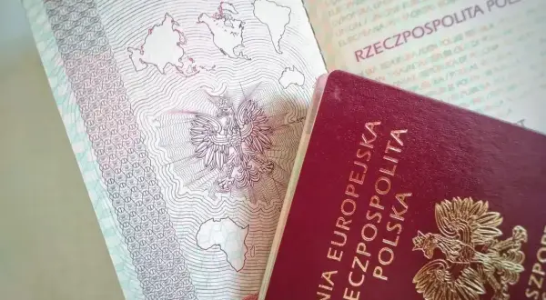 Polski paszport z godłem orła i mapą świata. Czy do Szwecji potrzebny jest paszport? Tak, jeśli podróżujesz spoza strefy Schengen.
