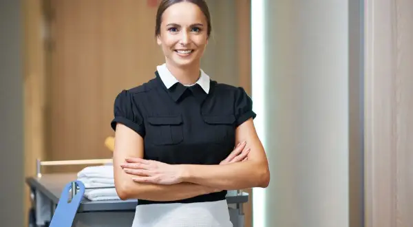 Ile zarabia pracownik hotelu? Zaskakujące różnice w wynagrodzeniach