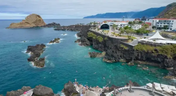 Porto Moniz na Maderze: naturalne baseny wulkaniczne, turkusowa woda i skaliste wybrzeże. Jedno z najpiękniejszych miejsc na Maderze.