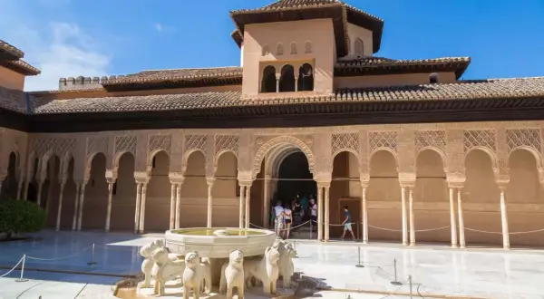 Dziedziniec Lwów w Alhambrze, gdzie można kupić alhambra bilety. Fontanna z lwami i piękne arkady.
