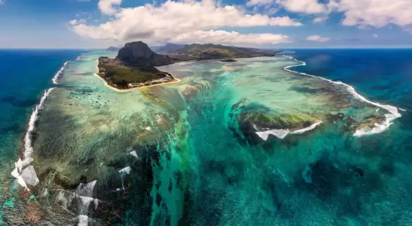 Iluzja podwodnego wodospadu na Mauritiusie, gdzie piasek i osady spływają w głąb oceanu, tworząc spektakularny widok.