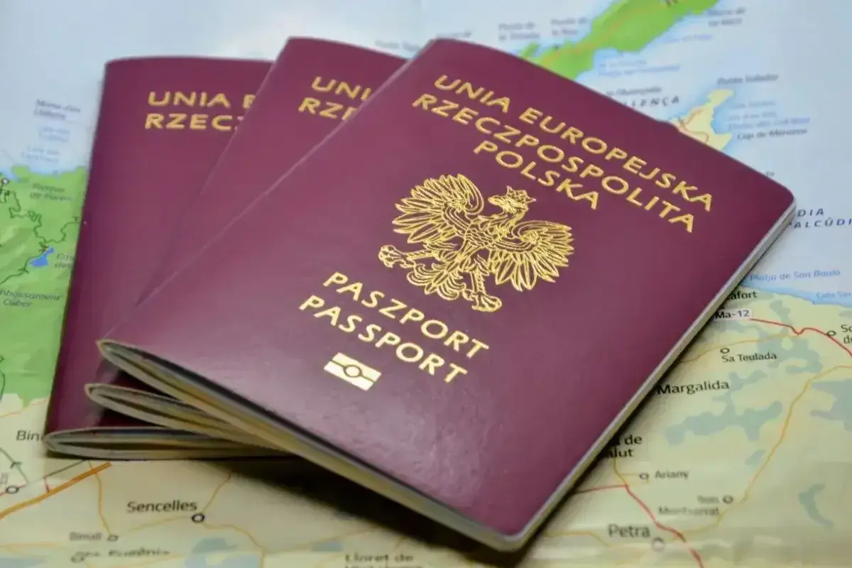 Polskie paszporty na mapie. Dowiedz się, ile trwa wyrobienie paszportu w trybie przyspieszonym, by szybko wyruszyć w podróż.