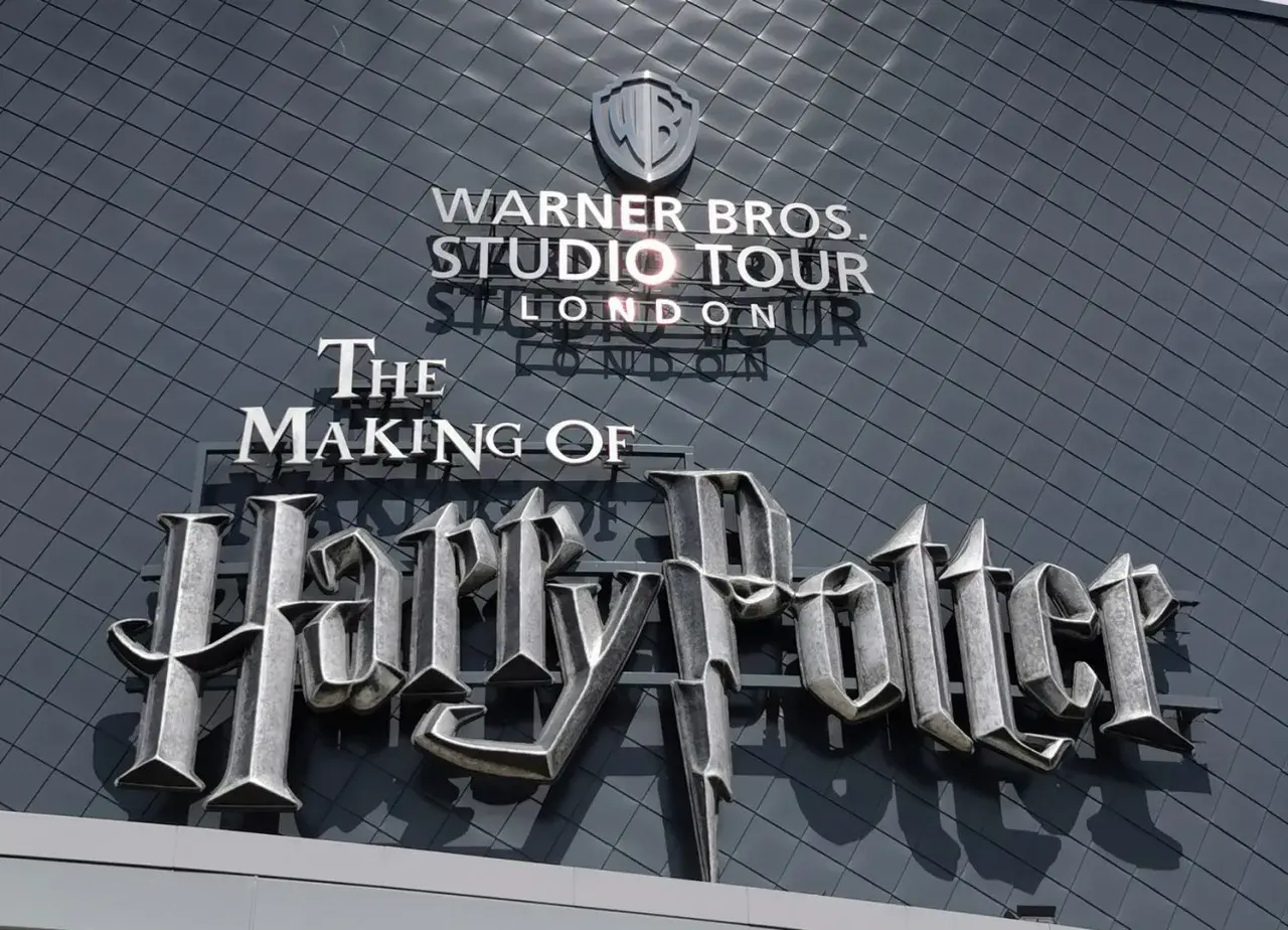 Warner Bros. Studio Tour London – The Making of Harry Potter. Wielkie, metalowe litery nazwy serii filmów zdobią fasadę budynku.