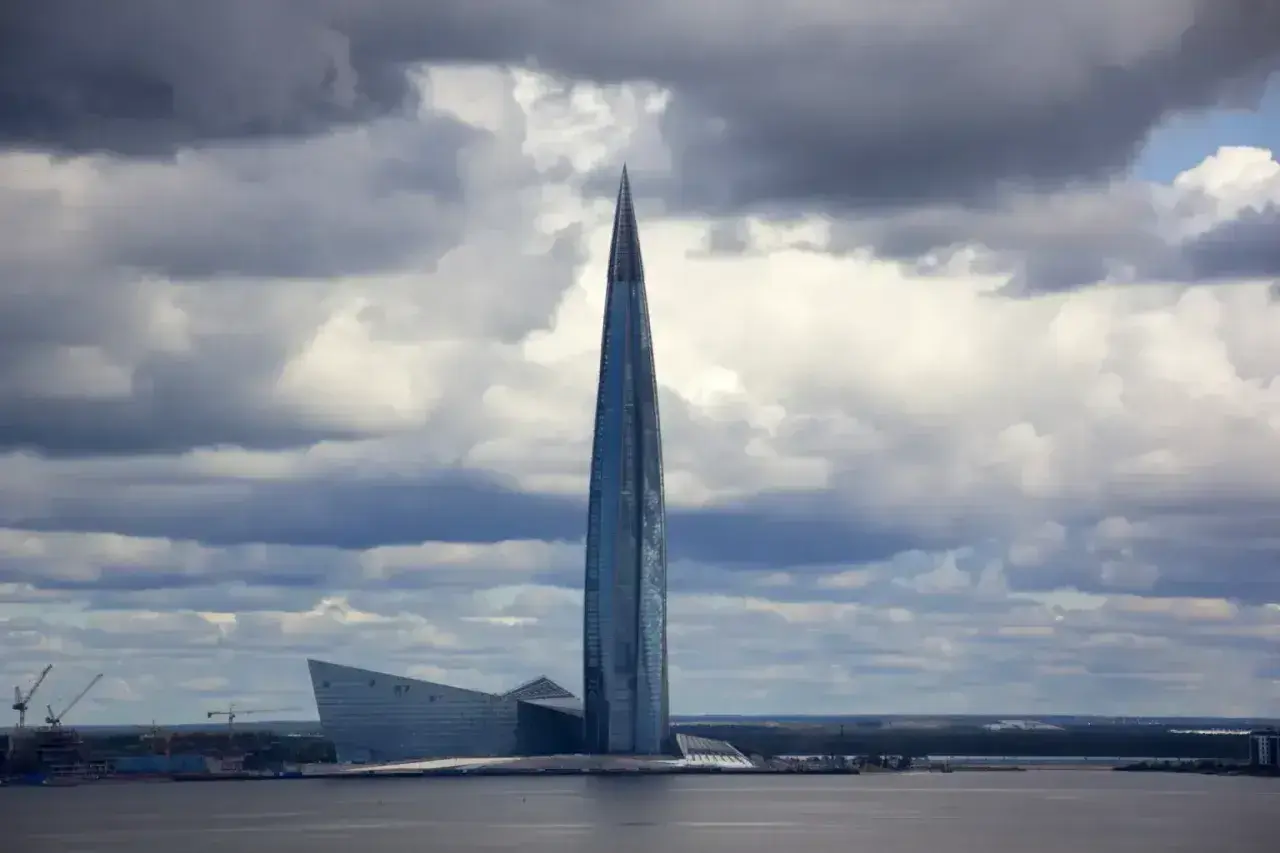 Lakhta Center, najwyższy budynek w Europie, wznosi się dumnie na tle burzowych chmur.