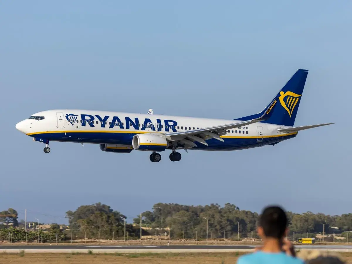 Samolot Ryanair zbliża się do lądowania. Szybka odprawa online ułatwia podróż.