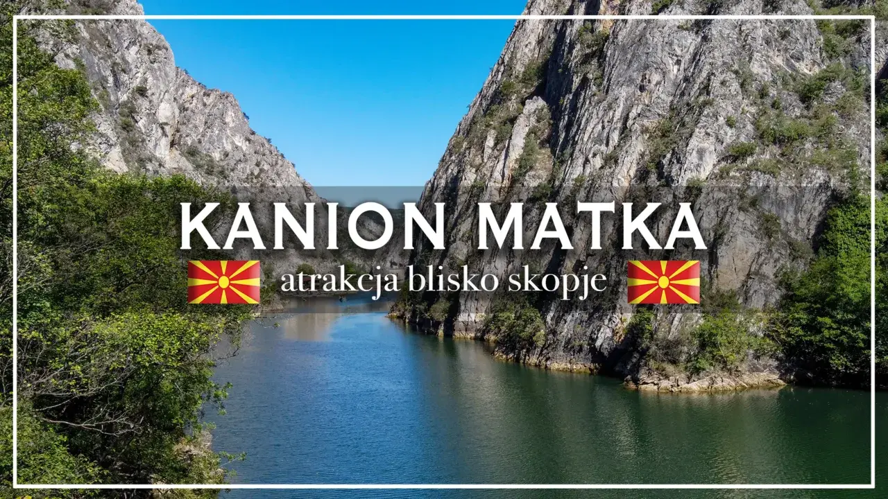 Wąwóz Matka, malownicza atrakcja blisko Skopje, z wodą odbijającą skaliste zbocza i błękitne niebo.