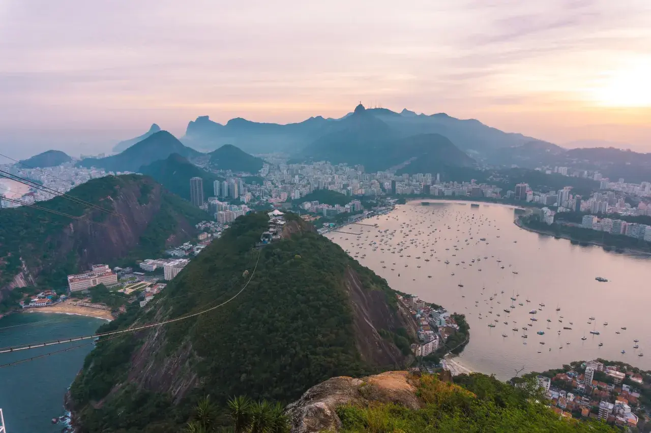 Widok na Rio de Janeiro z góry. Miasto, zatoka pełna łodzi i góry. Czy Brazylia jest bezpieczna? Widok zapiera dech w piersiach.