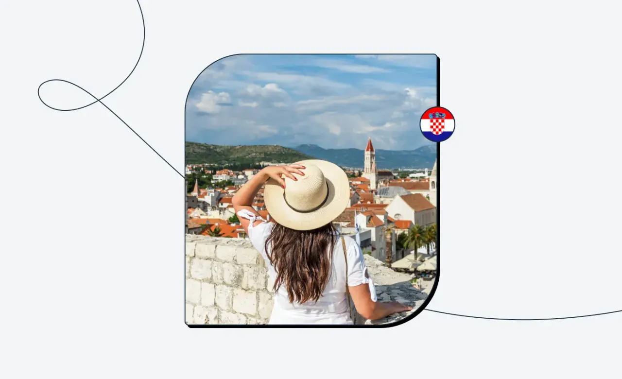 Kobieta w kapeluszu podziwia widok na chorwackie miasto. Czy do Chorwacji potrzebny jest paszport? Sprawdź!
