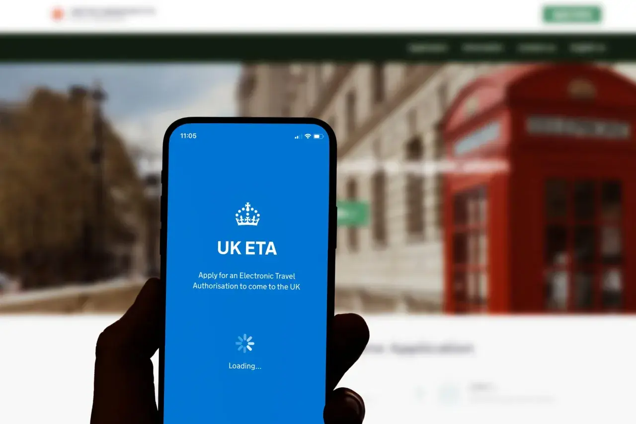 Aplikacja UK ETA na telefonie. Zastanawiasz się, ile kosztuje ETA do UK? Sprawdź cenę i złóż wniosek.
