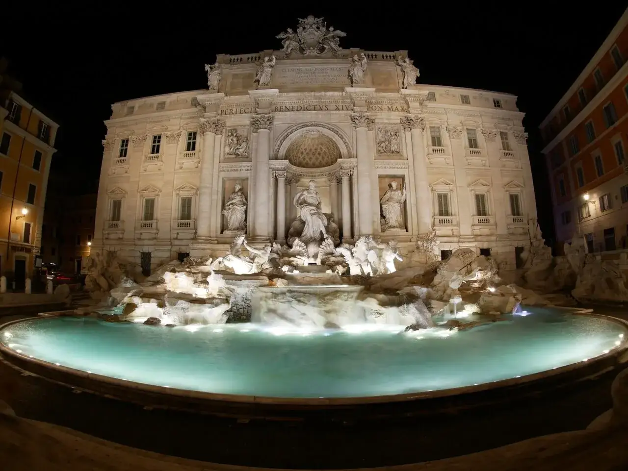 Nocna Fontanna di Trevi, Rzym. Marzysz o zobaczeniu jej na żywo? Sprawdź fontanna di trevi bilety!
