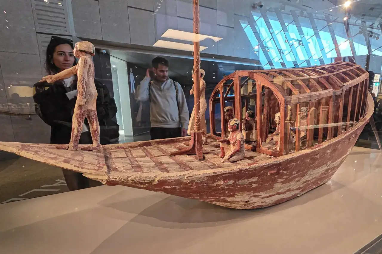 Model łodzi z figurkami ludzi, eksponat w nowym muzeum w Egipcie.