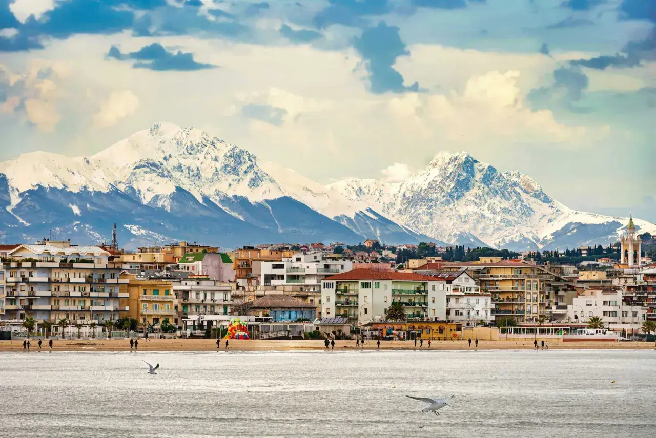 Pescara co zobaczyć: malownicze miasto z plażą i górami w tle. Spacer po wybrzeżu, podziwianie architektury i widoków.