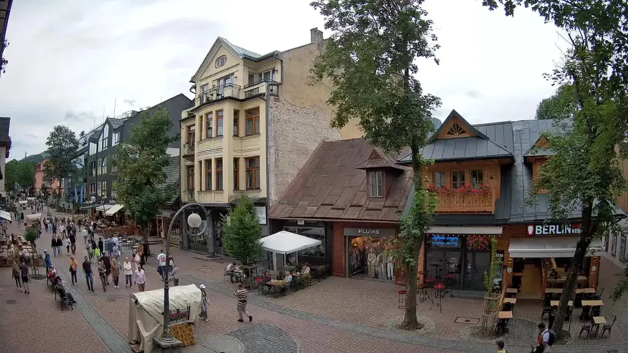 Tętniąca życiem krupówki zakopane trasa, pełna turystów spacerujących między sklepami i kawiarniami.