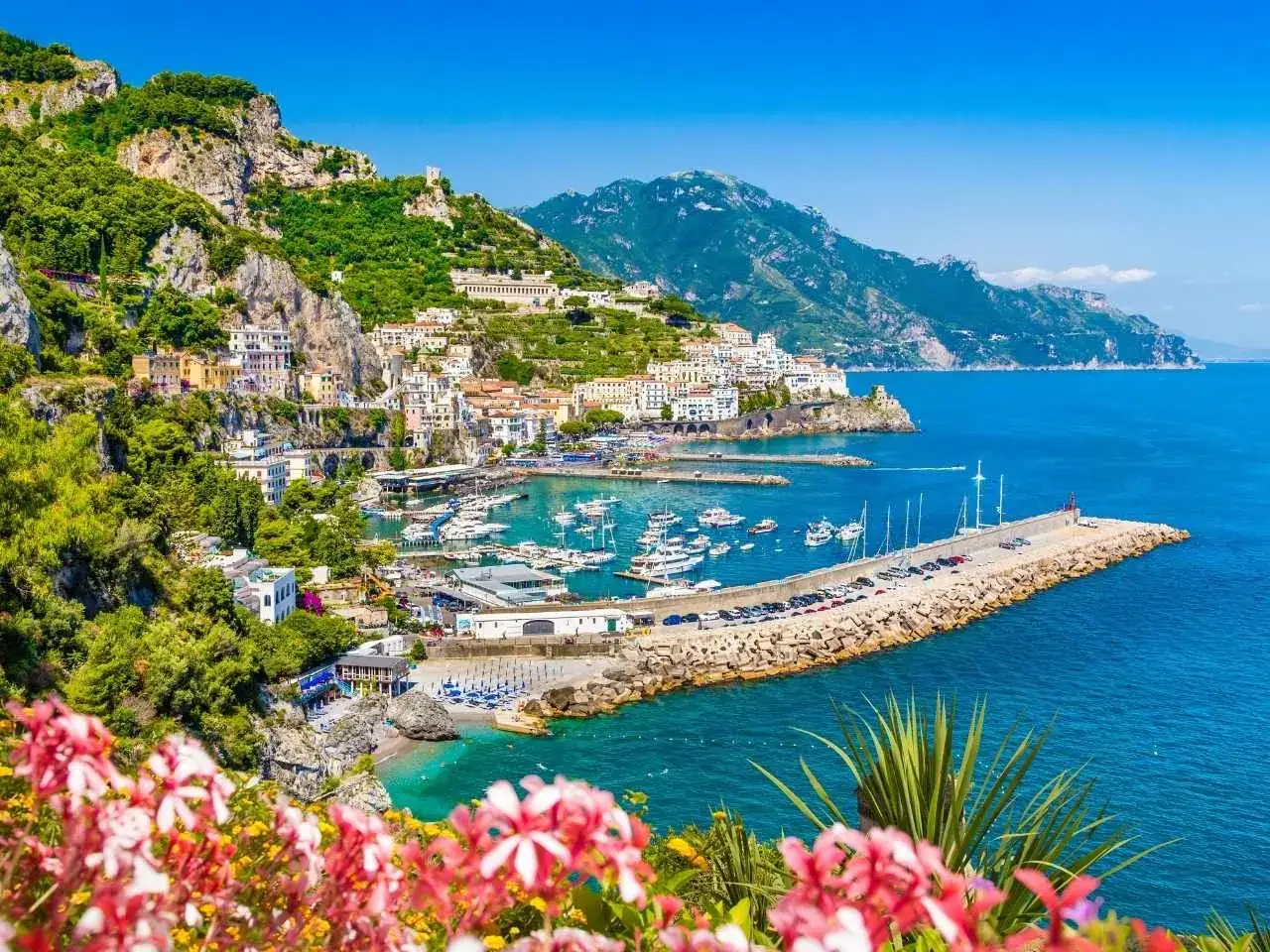 Malownicza panorama wybrzeża Amalfi, idealne miejsce, by zobaczyć, co oferuje Neapol i okolice.