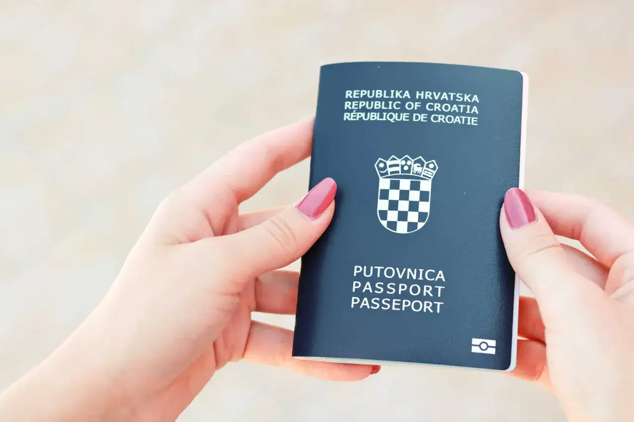 Dłonie trzymają chorwacki paszport. Czy do Chorwacji potrzebny jest paszport? Tak, jeśli nie jesteś obywatelem UE.