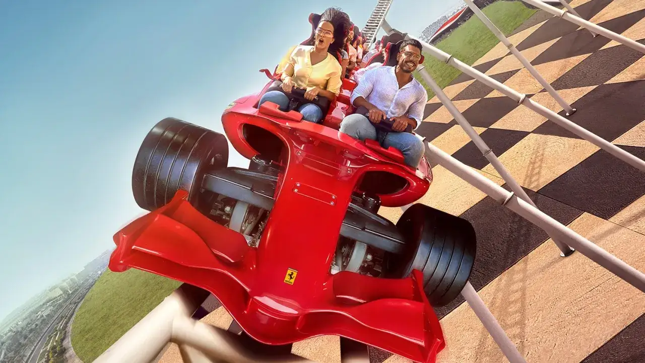 Para ludzi na rollercoasterze Ferrari, emocje sięgają zenitu.
