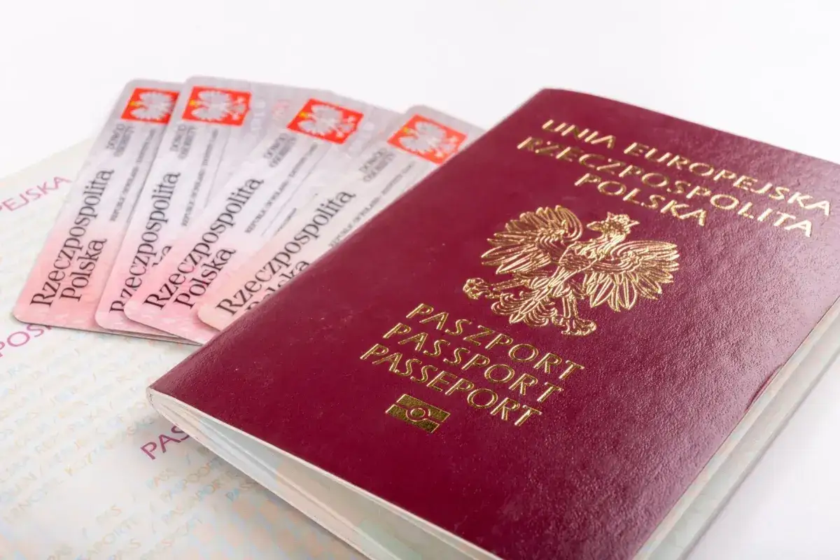 Polski paszport i kilka dowodów osobistych. Czy do Czech potrzebny jest paszport? W obrębie UE zazwyczaj wystarczy dowód.