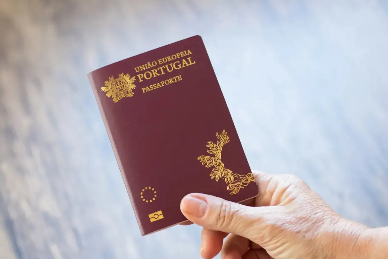 Dłoń trzyma paszport Portugalii. Czy do Portugalii potrzebny jest paszport? Tak, jeśli nie jesteś obywatelem UE.