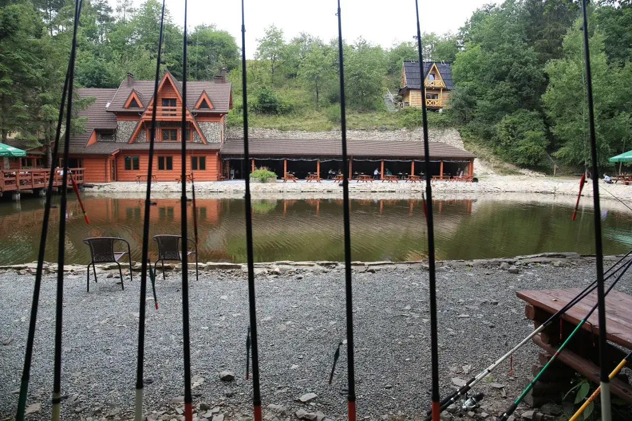 Zdjęcie Gdzie na ryby z noclegiem w Wielkopolsce? Odkryj najlepsze miejsca