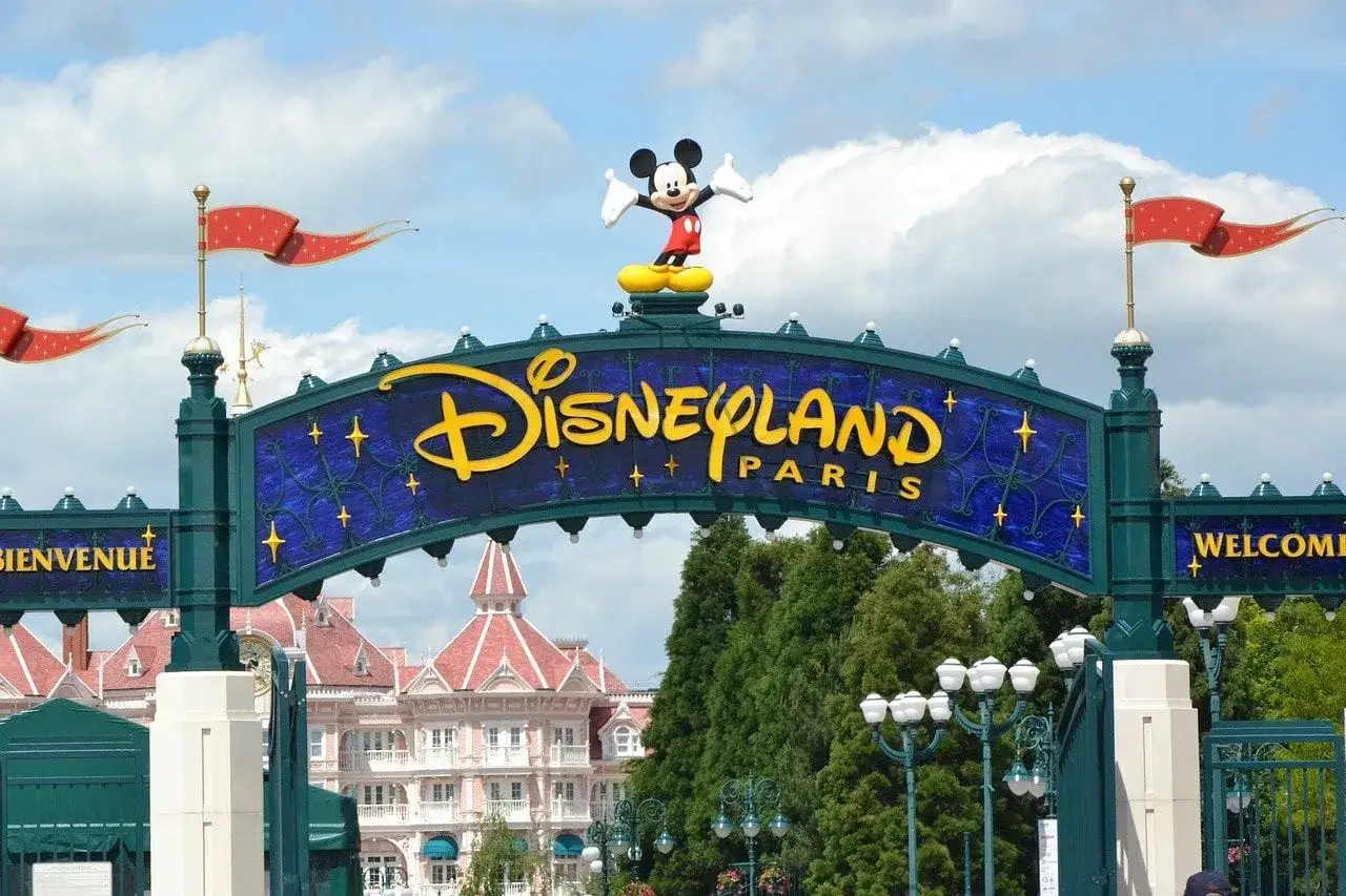 Brama Disneyland Paris z Mickym, idealne miejsce na zakup biletów i rozpoczęcie magicznej przygody.