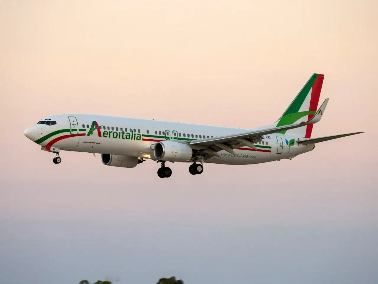 Samolot Aeroitalia z kołami wypuszczonymi do lądowania, gotowy do lotu Lublin-Rzym.