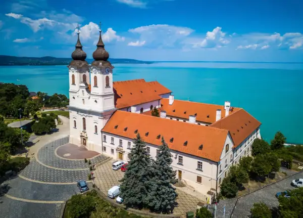 Opactwo na Półwyspie Tihany, gdzie nad Balatonem rozpościera się błękitne niebo i turkusowa woda.