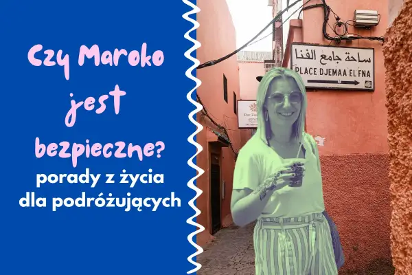 Kobieta z tatuażem na ręce uśmiecha się na tle uliczki w Maroku. Czy Maroko jest bezpieczne? Porady dla podróżujących.