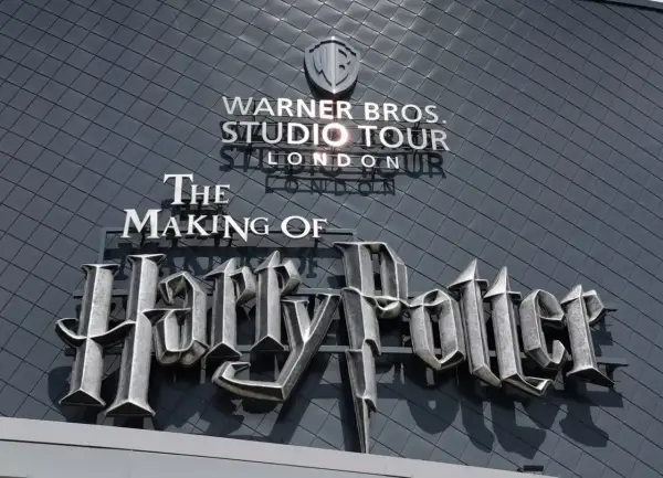 Warner Bros. Studio Tour London – The Making of Harry Potter. Wielkie, metalowe litery nazwy serii filmów zdobią fasadę budynku.