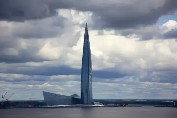 Lakhta Center, najwyższy budynek w Europie, wznosi się dumnie na tle burzowych chmur.