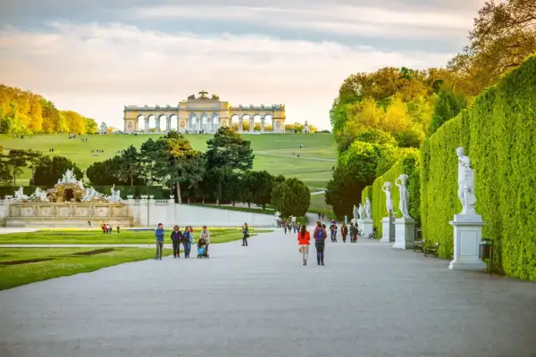 Spacerem po ogrodach Pałacu Schönbrunn, gdzie można kupić bilety i podziwiać fontanny oraz rzeźby.