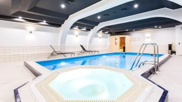Basen i jacuzzi w hotelu Qubus Wrocław. Relaks w wodzie i saunie po dniu pełnym wrażeń.