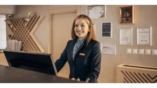 Ile zarabia recepcjonistka w hotelu 5 gwiazdkowym? Zaskakujące kwoty!