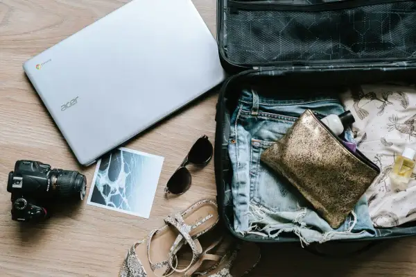 Gotowy do podróży? W bagażu: laptop, aparat, okulary, sandały i ubrania.