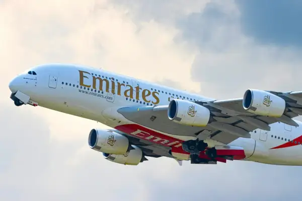 Samolot Emirates wznosi się w powietrze. Zastanawiasz się, ile się leci do Dubaju?