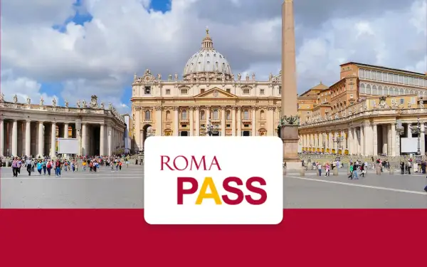 Plac Świętego Piotra w Rzymie z kopułą Bazyliki i obeliskiem. Na pierwszym planie biały prostokąt z napisem "ROMA PASS".