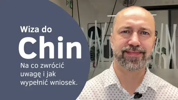 Wiza do Chin: poradnik, jak wypełnić wniosek i na co zwrócić uwagę. Mężczyzna z brodą uśmiecha się.