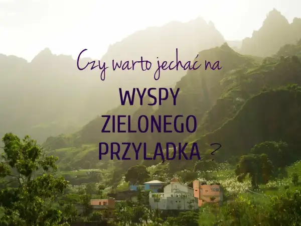 Górzysty krajobraz Wysp Zielonego Przylądka, z kolorowymi domkami i bujną roślinnością. Czy warto jechać na Wyspy Zielonego Przylądka?