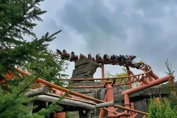 Kolejka górska w **Lego Land** pędzi przez skaliste krajobrazy, dostarczając emocji pasażerom.