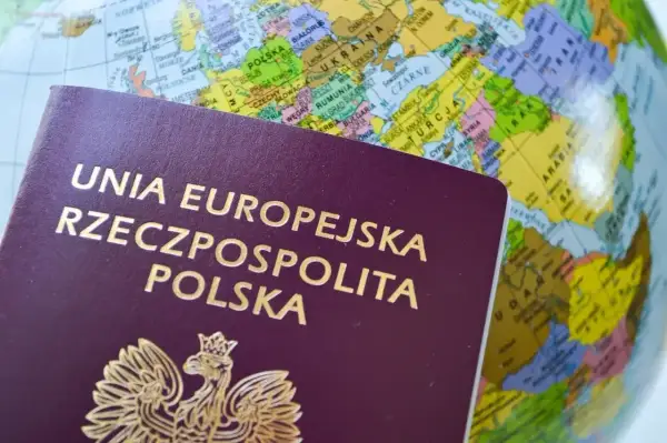 Polski paszport na tle globusa. Czy na Wyspy Kanaryjskie potrzebny jest paszport? Sprawdź!