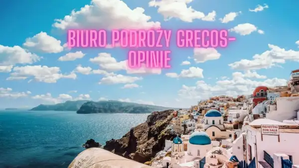 Santorini z błękitnymi kopułami i białymi domami. Biuro Podróży Grecos - opinie o wakacjach.