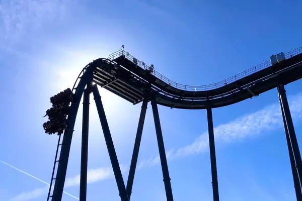 Wagonik z pasażerami pędzi w dół, przygotowując się do kolejnego zakrętu. To musi być najszybszy rollercoaster na świecie!